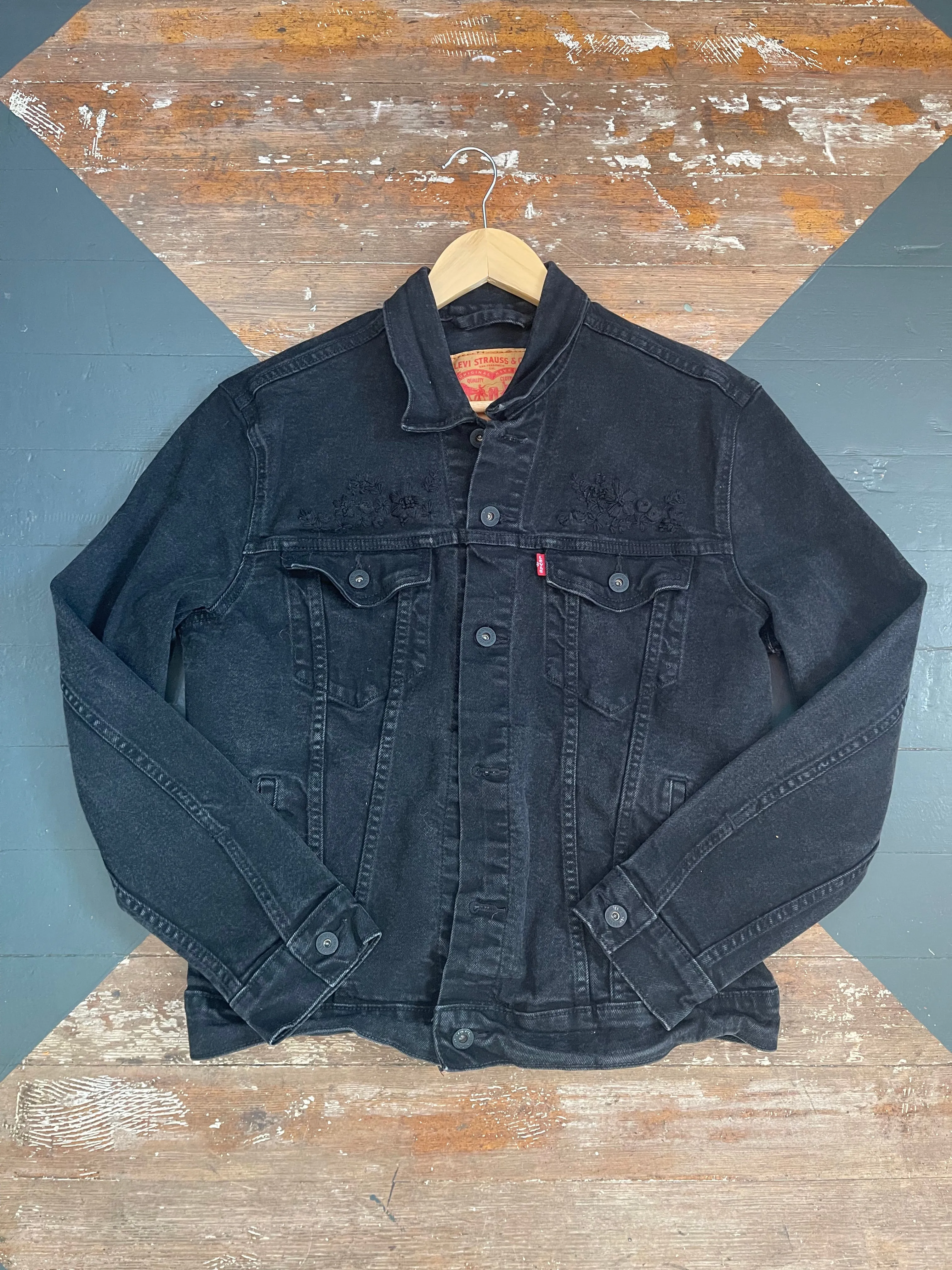 EMBROIDERED FLORAL LEVI JACKET - S