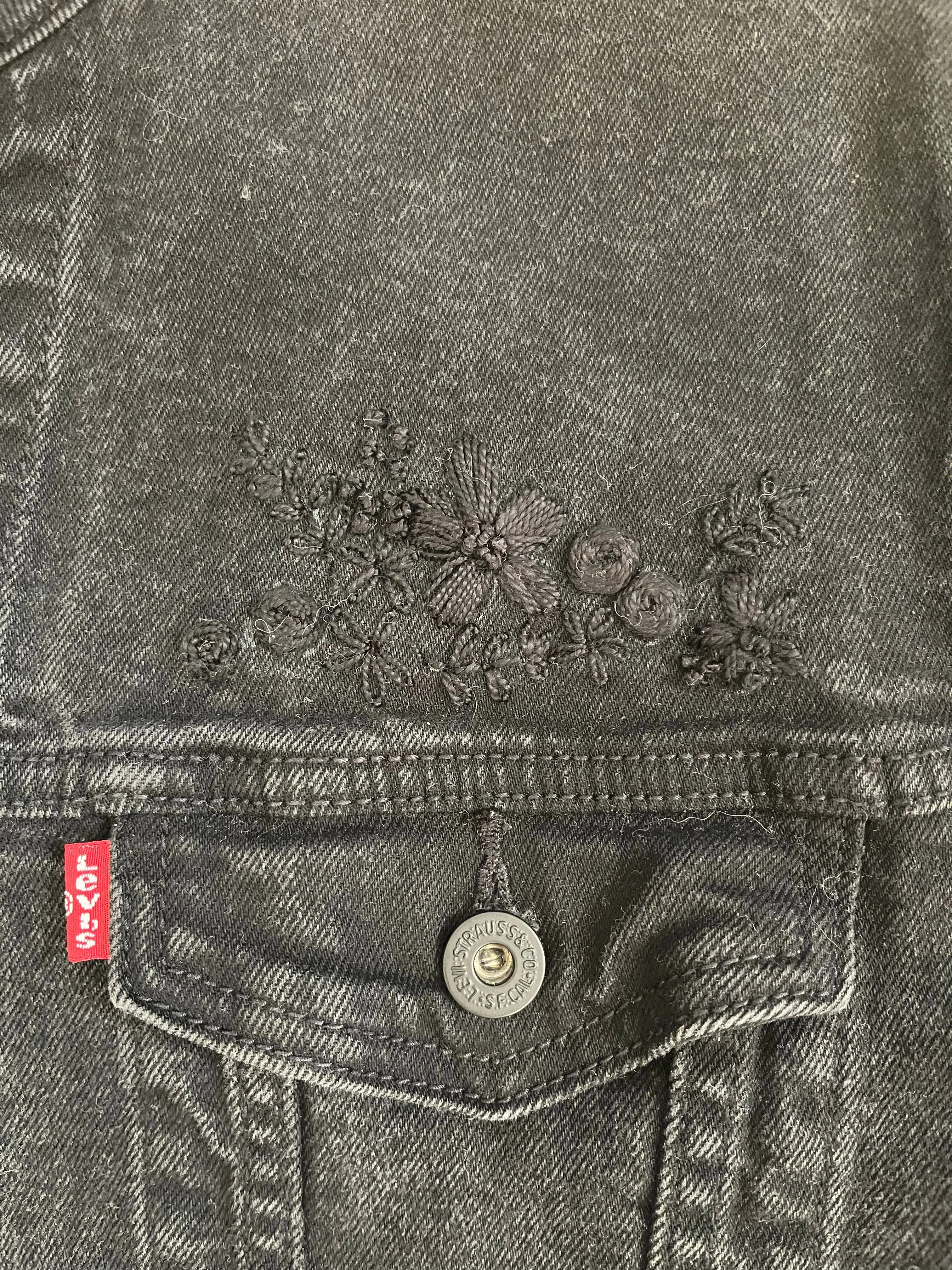 EMBROIDERED FLORAL LEVI JACKET - S
