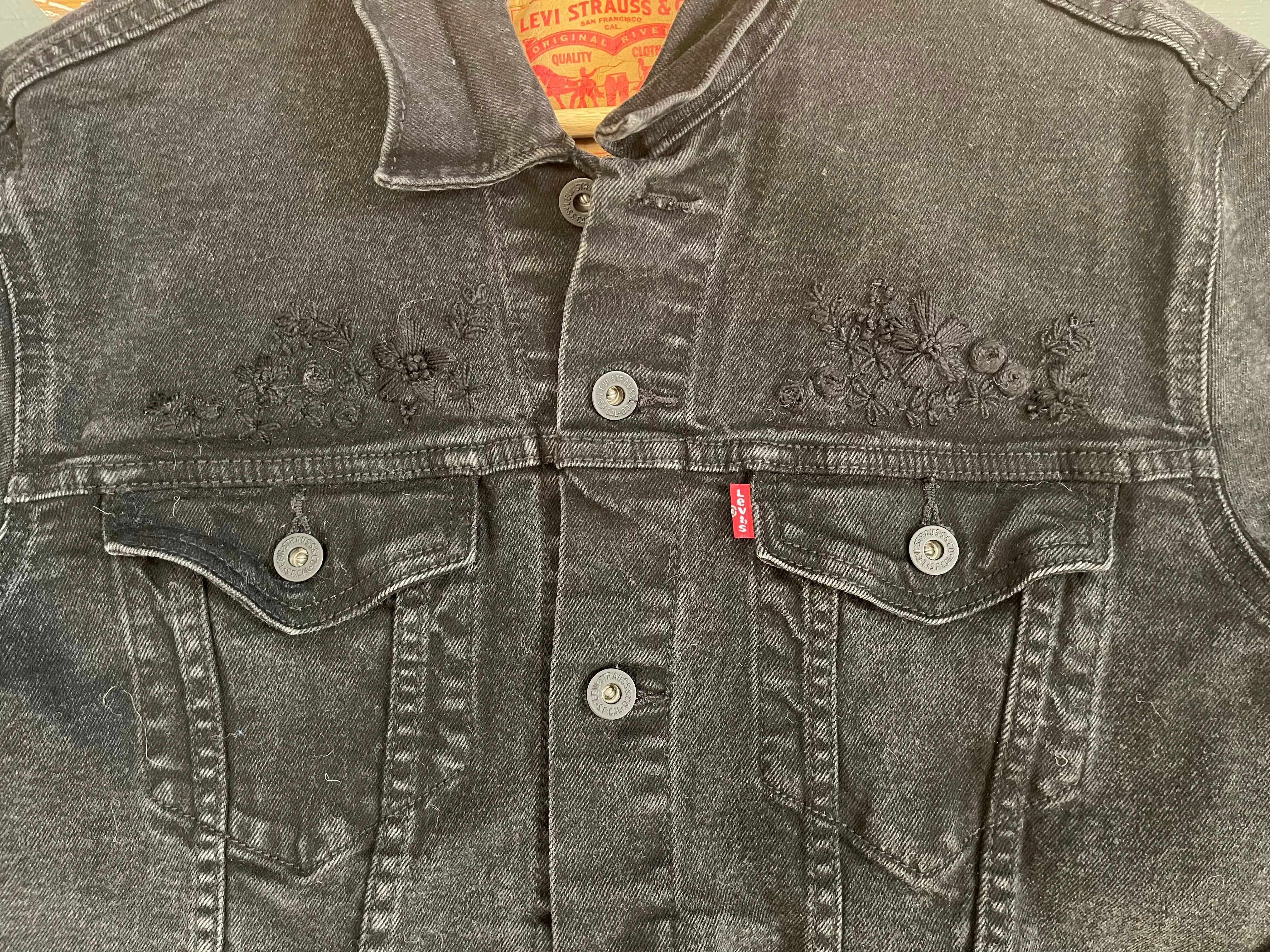 EMBROIDERED FLORAL LEVI JACKET - S