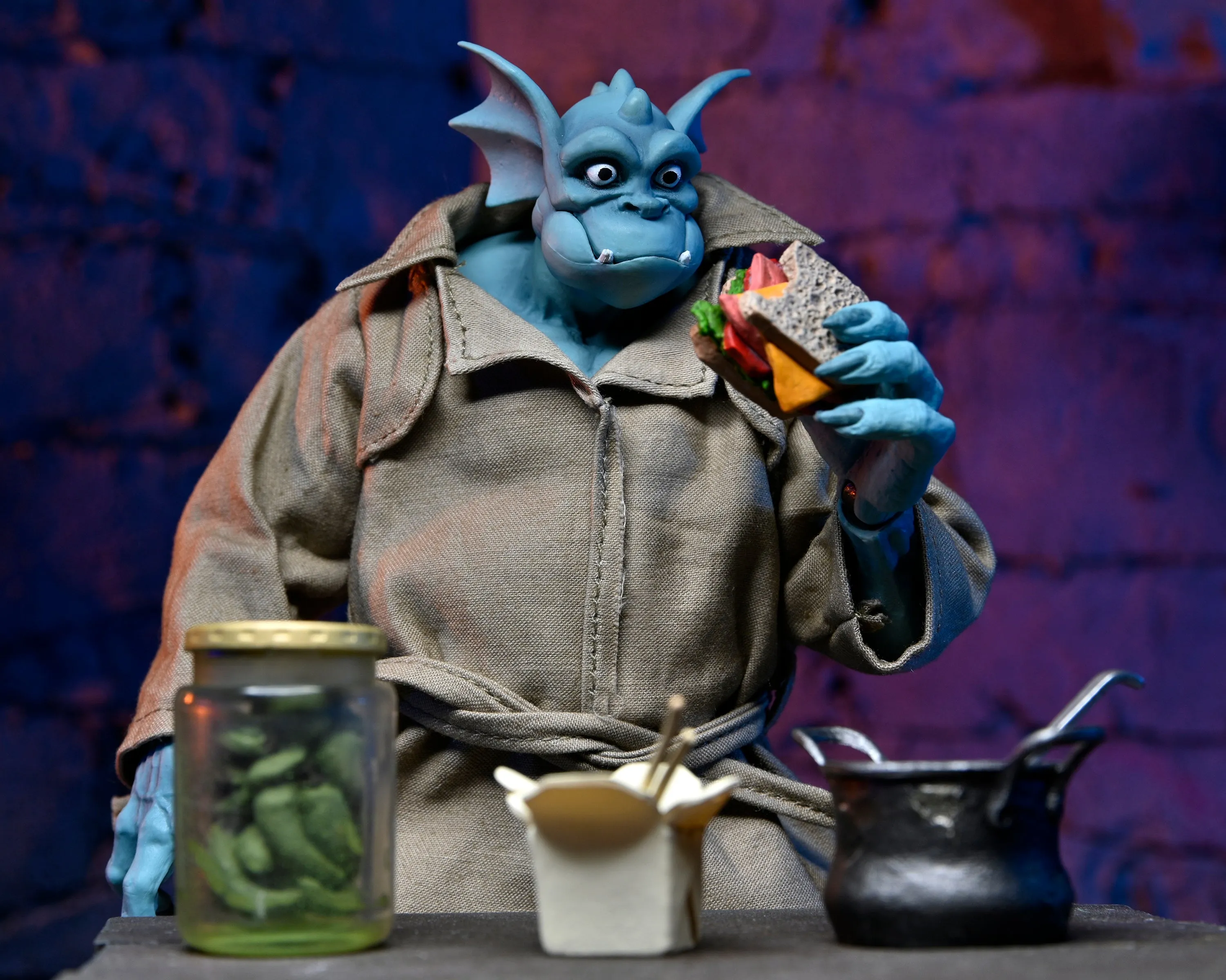 **Pre Order**NECA Gargoyles Detective Broadway Silver Falcon (W Closed Wings) Action Figure