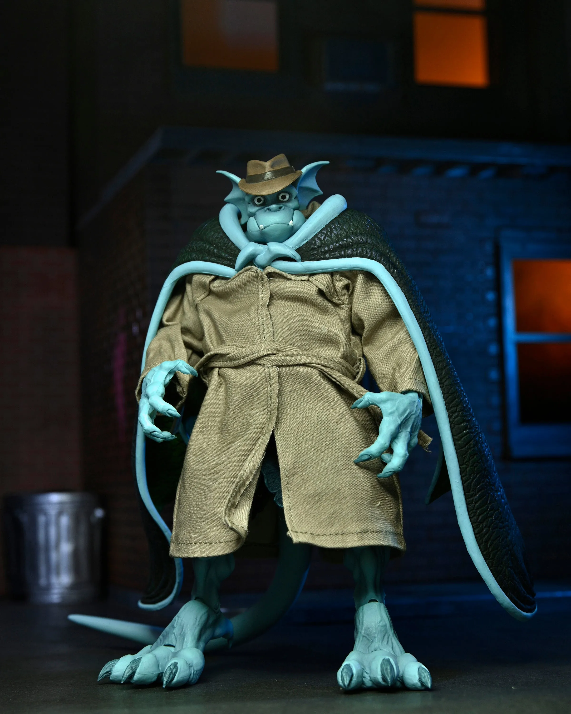 **Pre Order**NECA Gargoyles Detective Broadway Silver Falcon (W Closed Wings) Action Figure